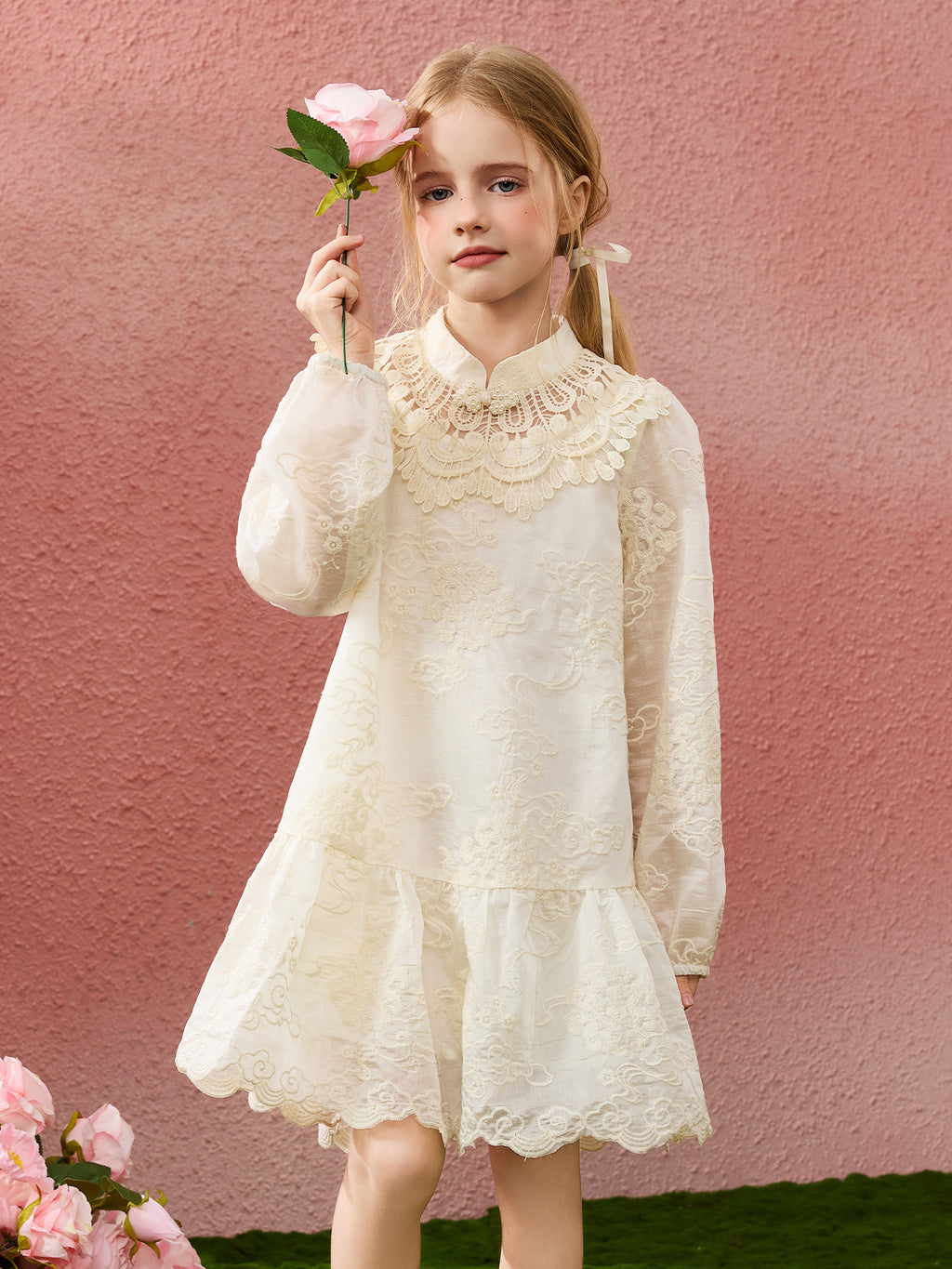Kinderkleid mit langen Ärmeln aus Spitze und Jacquard