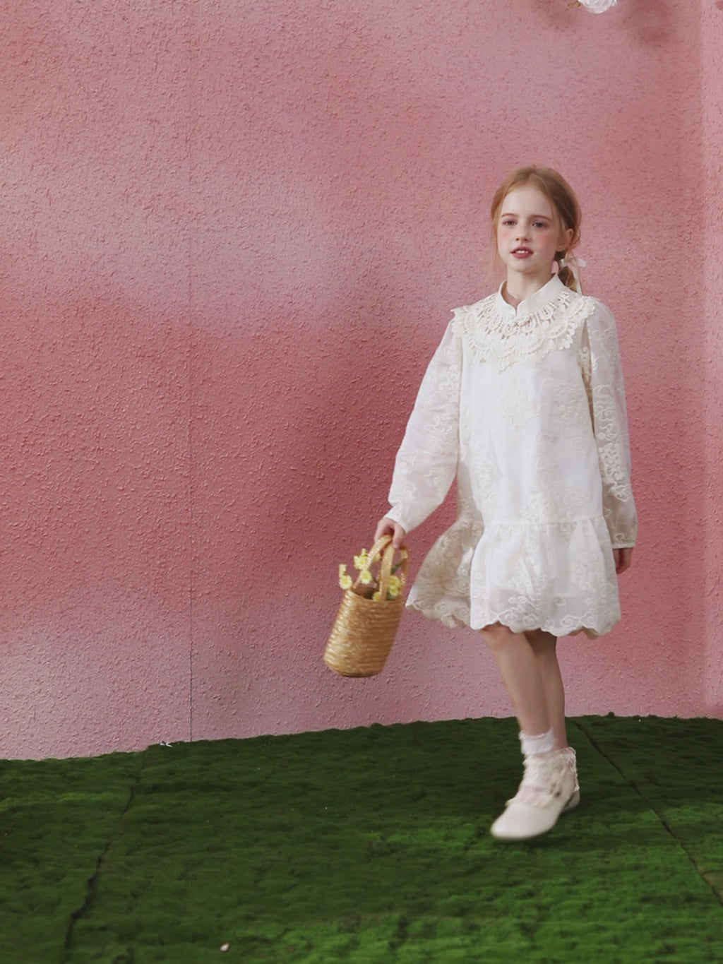 Kinderkleid mit langen Ärmeln aus Spitze und Jacquard